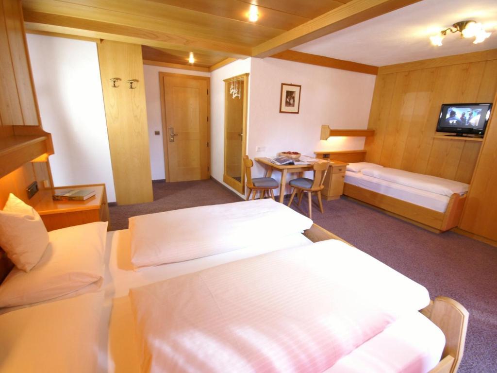 Hotel Garni Tofana Corvara In Badia Habitación foto