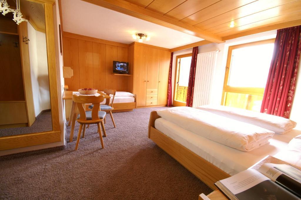 Hotel Garni Tofana Corvara In Badia Habitación foto